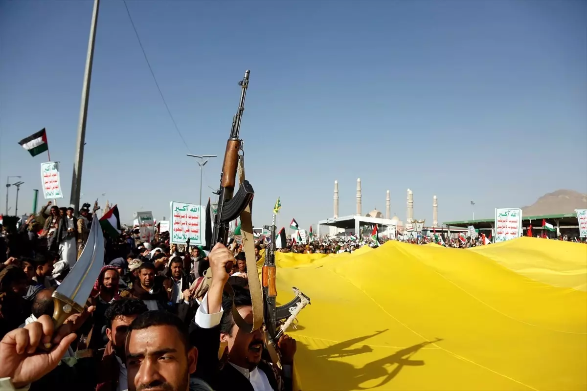 Yemenliler ABD ve İngiltere\'yi Protesto Ederken Filistin\'e Destek Gösterisi Düzenledi