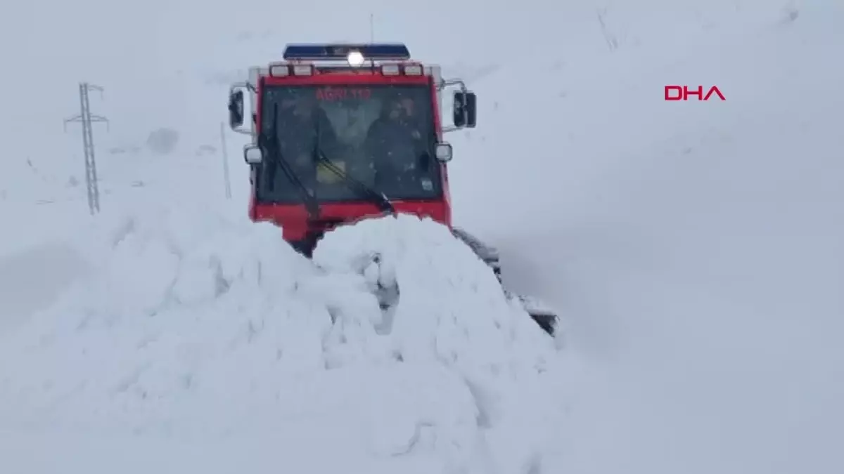 Karla Kaplı Yolda Rahatsızlanan Hamile Kadın Paletli Ambulansla Kurtarıldı