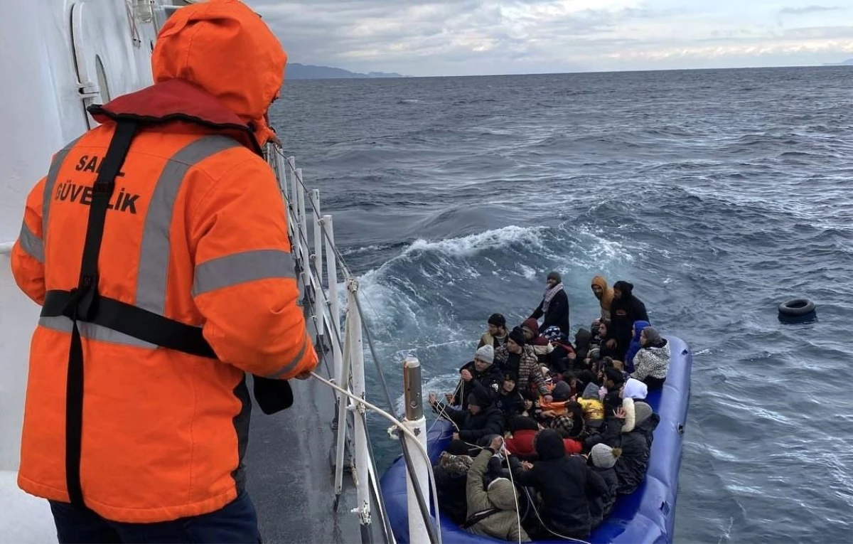 Çanakkale\'de Yunan Sahil Güvenlik tarafından geri itilen 56 kaçak göçmen kurtarıldı