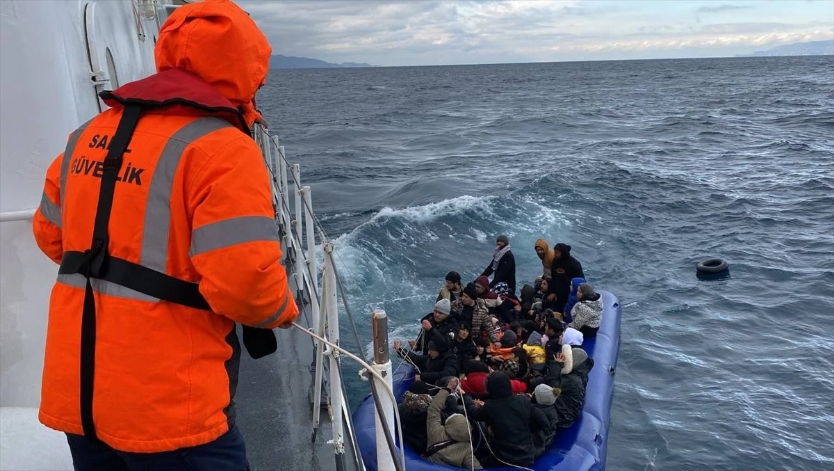 Çanakkale\'de Yunanistan unsurları tarafından Türk kara sularına itilen 56 düzensiz göçmen kurtarıldı