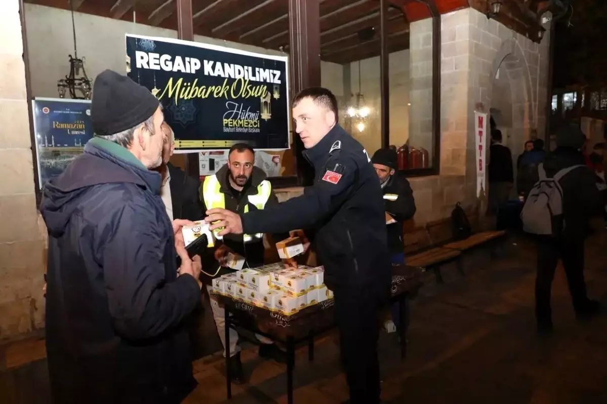 Zabıta ekiplerinden kandil simidi dağıtımı