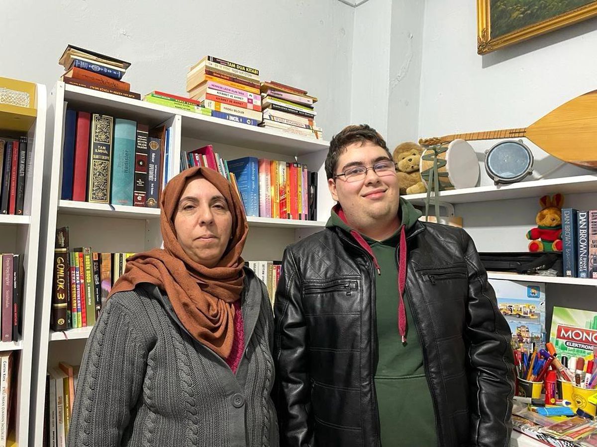 Zihinsel Engelli Genç, Annenin Desteğiyle Kitabevi Açtı