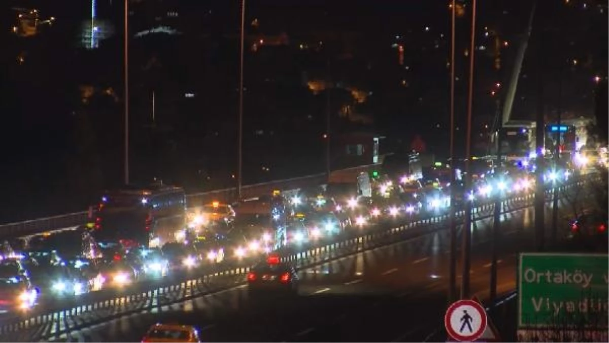 15 Temmuz Şehitler Köprüsü\'nde zincirleme kaza! 10 araç birbirine girdi