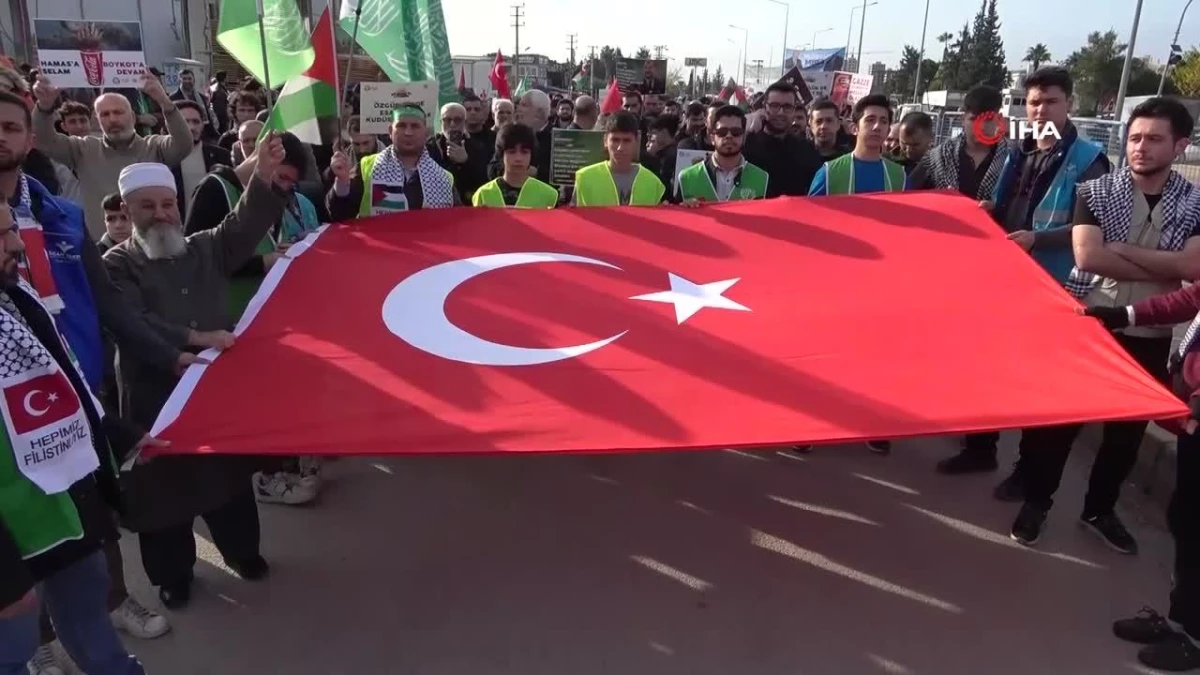 Adana\'da şehitler ve Filistin için yürüyüş düzenlendi