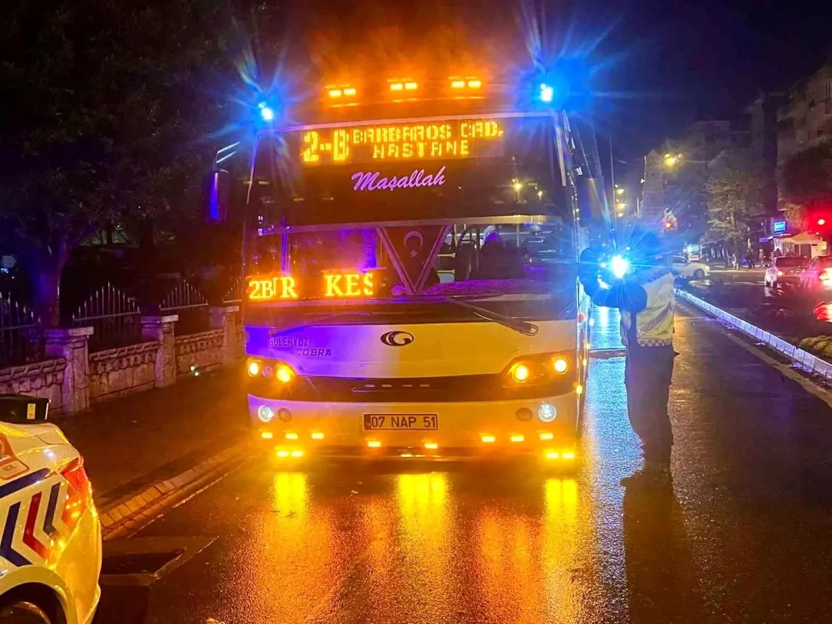 Alanya\'da yapılan trafik uygulamasında 3 araç trafikten men edildi