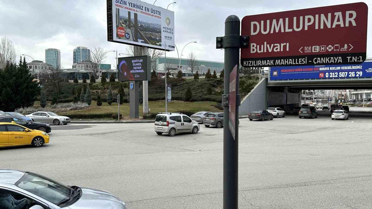 Ankara Büyükşehir Belediyesi Şehitler İçin Led Ekranlarda Mesaj Yayınladı