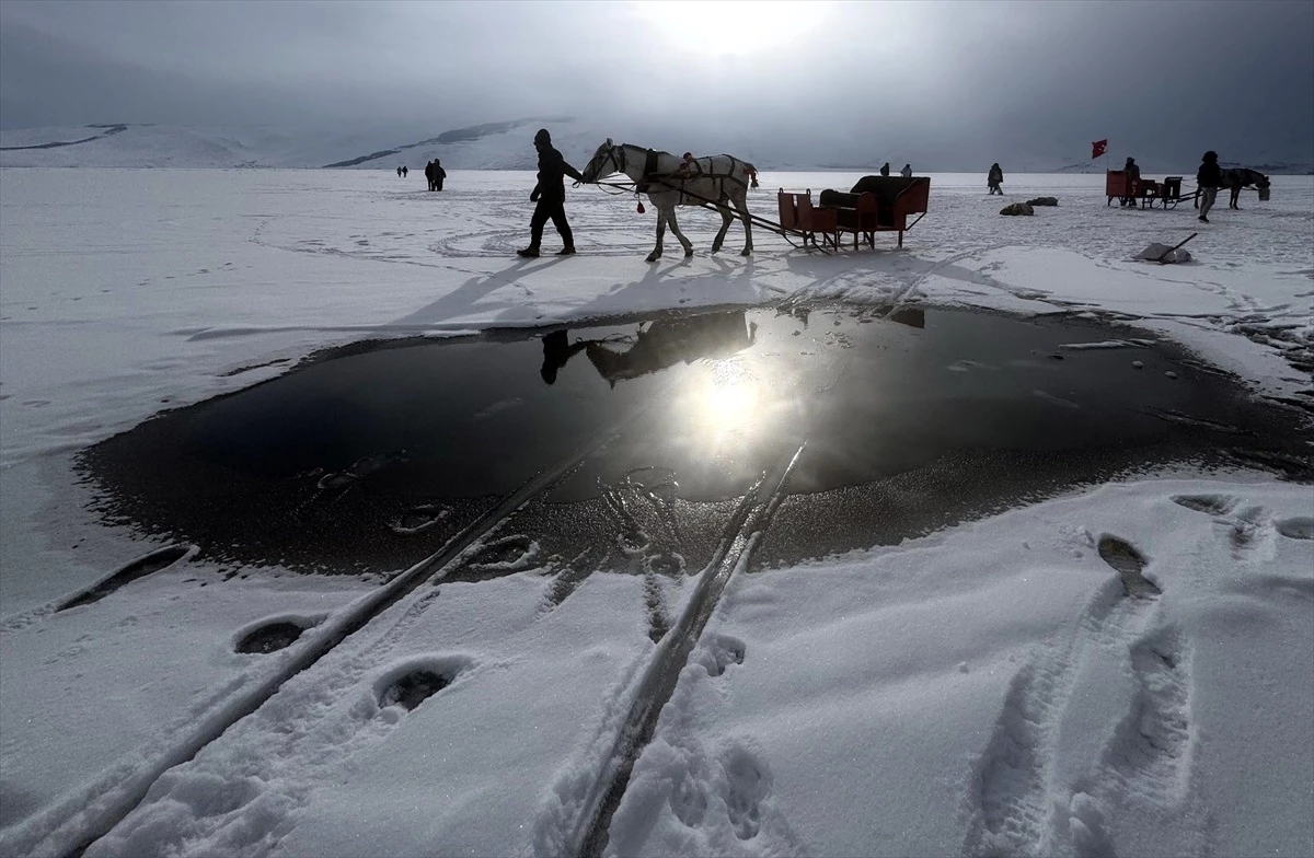 Çıldır Gölü\'nde Atlı Kızak ve Buz Üstünde Gezinti Keyfi