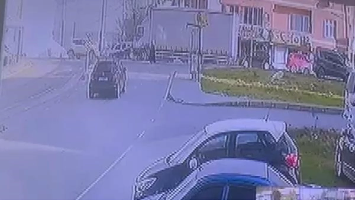Arnavutköy\'de yolun karşısına geçmeye çalışan kadına otomobil çarptı
