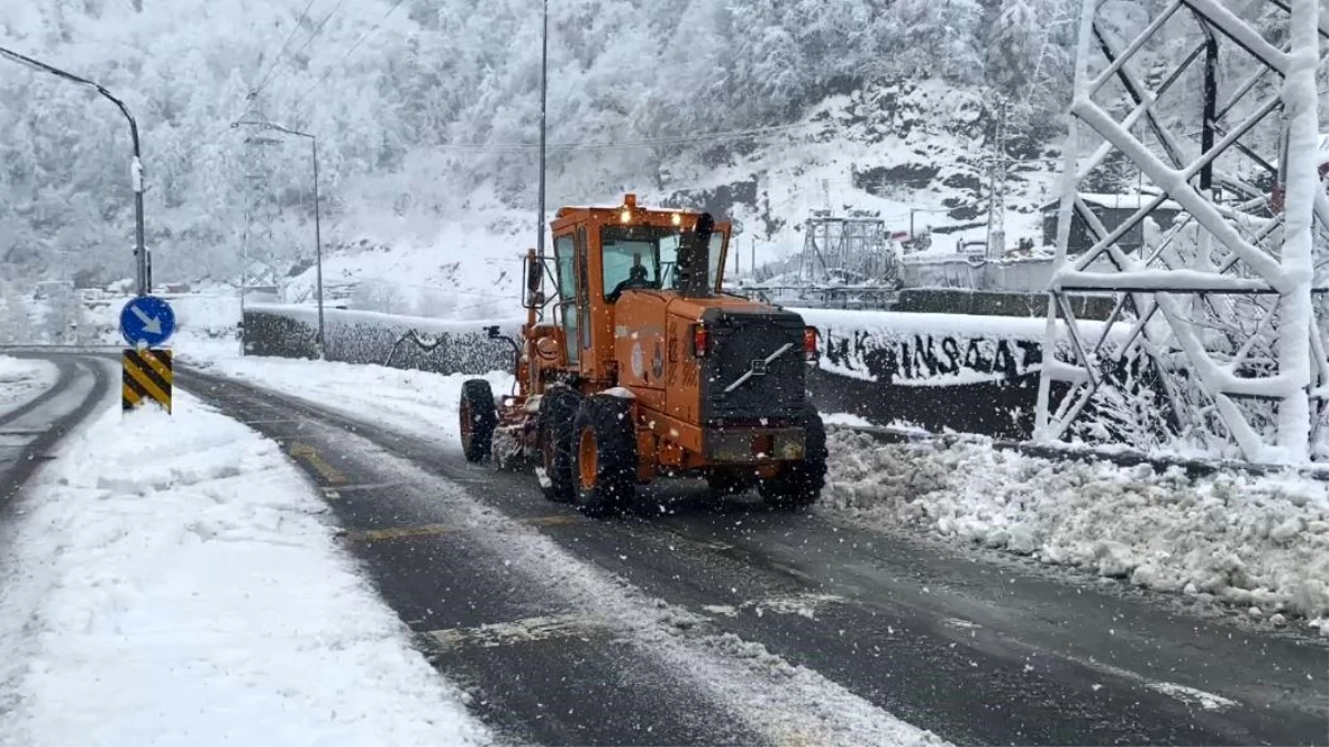 Hopa Karayolunda Kar Nedeniyle Trafikte Aksamalar Yaşanıyor