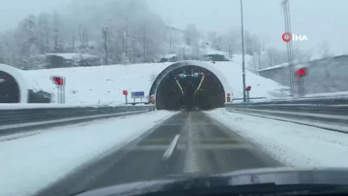 Artvin\'de kar yağışı Hopa-Borçka karayolunu olumsuz etkiledi