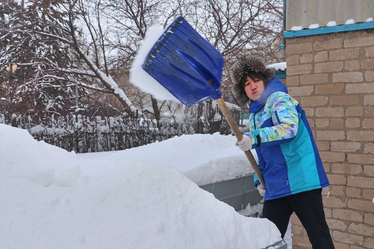 Astana\'da genç gönüllüler kimsesiz yaşlıların evlerinin karlarını temizliyor