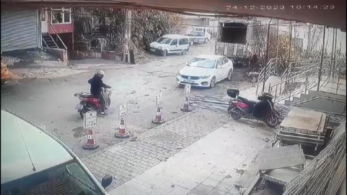 Motosikletli Şüpheli, Çaldığı Kaskı Kafasına Takarak Kaçtı