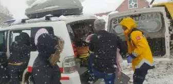 Kar nedeniyle kapanan yolda hasta çocuk 3 saatlik çalışmayla hastaneye ulaştırıldı