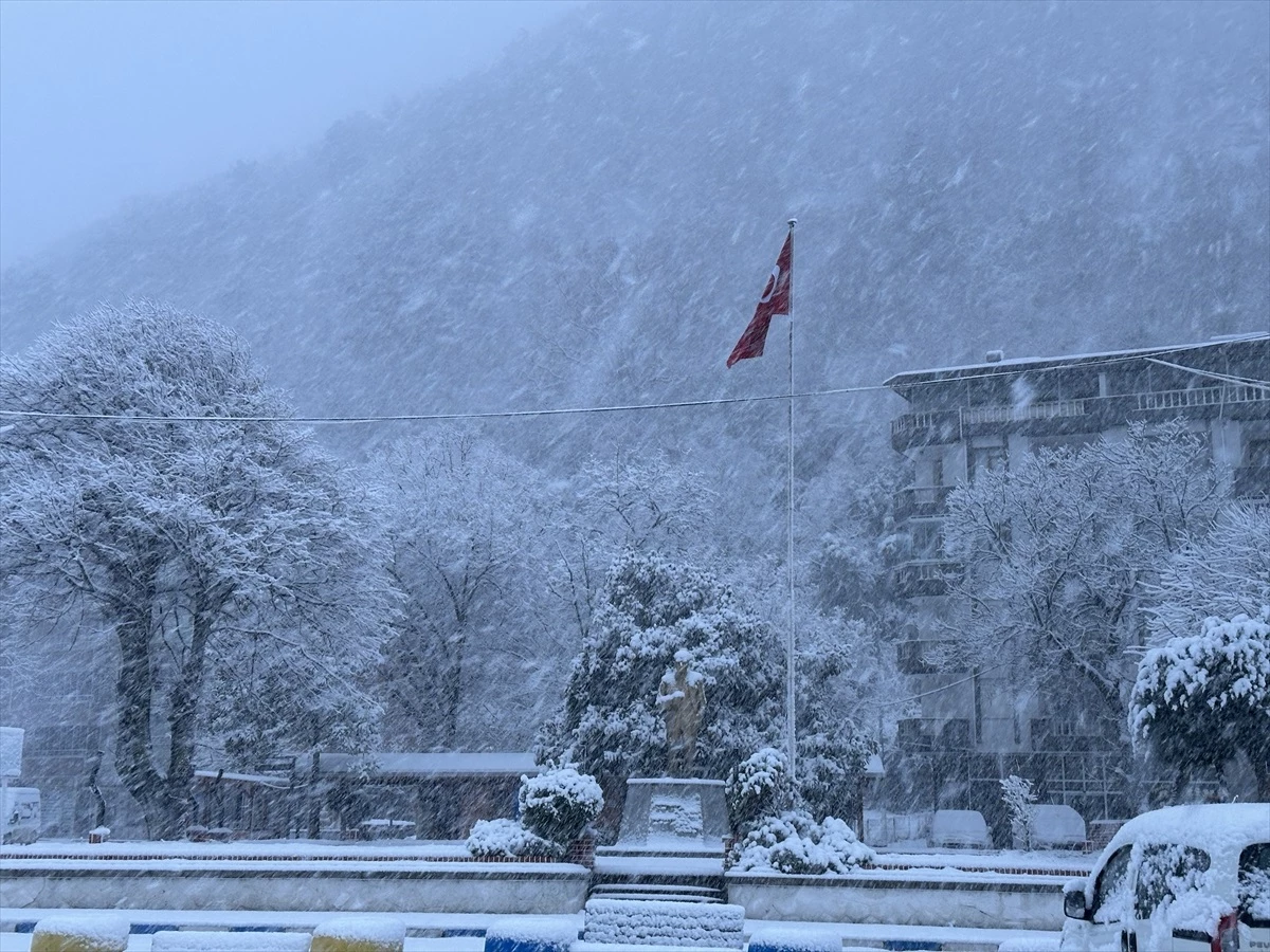 Sinop\'un Ayancık ilçesinde yoğun kar yağışı