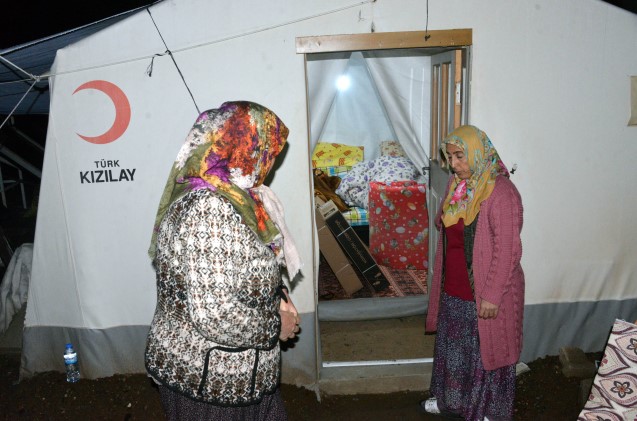 Bakan Özhaseki'den Kahramanmaraşlı şehidimizin ailesiyle ilgili açıklama: Kendi istekleriyle konteyneri depo olarak kullanıp çadırda kalıyorlar