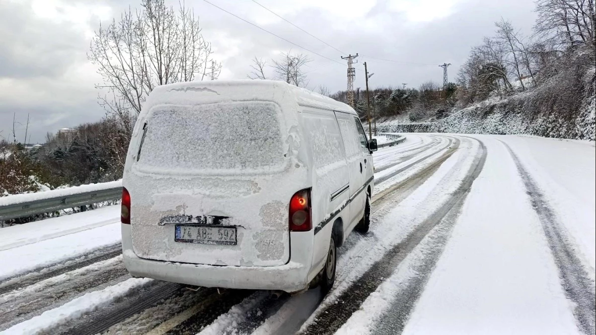 Bartın\'da Kar Yağışı: Kazalar Arttı, Köy Yolları Kapandı