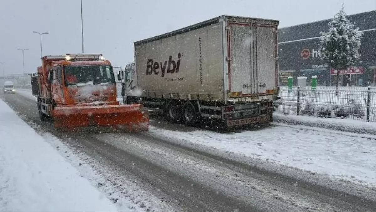 Bartın\'da Mevsimin İlk Karı Yağdı: 46 Köy Yolu Ulaşıma Kapandı