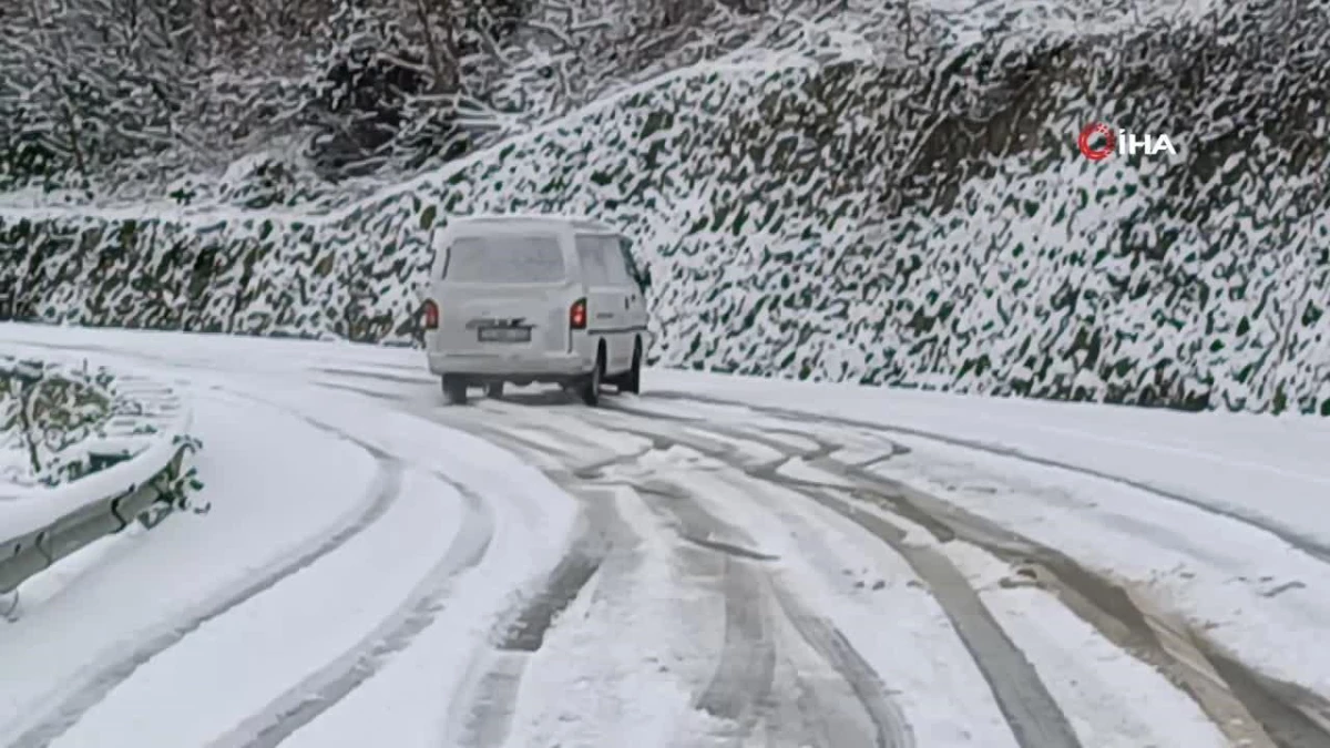 Bartın\'da Kar Yağışı: Sürücüler Zor Anlar Yaşadı