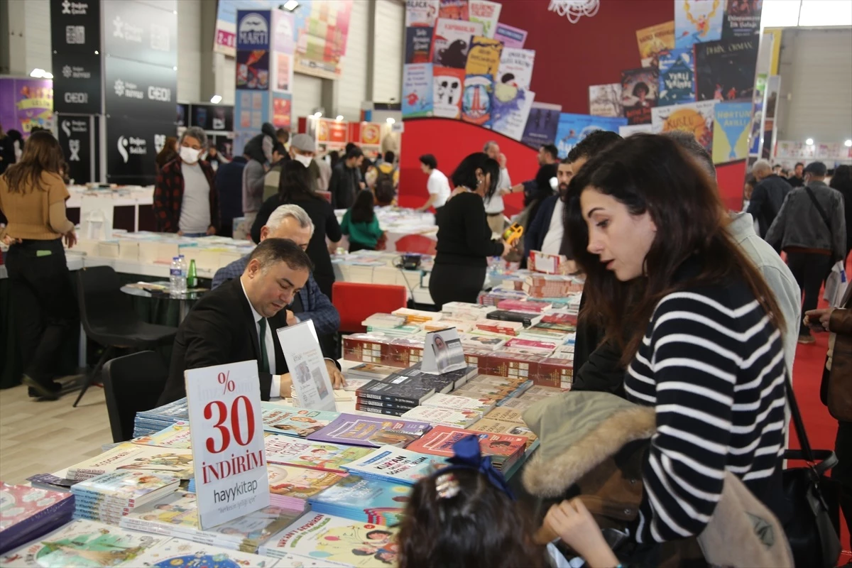 BİK Adana Şube Müdürü Çetin Oranlı, Çukurova Kitap Fuarı\'nda okurlarıyla buluştu