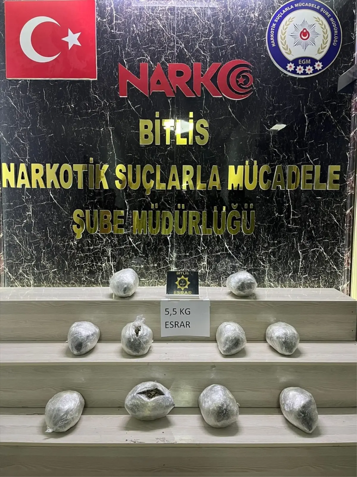 Bitlis\'te durdurulan takside 5 kilo 518 gram esrar ele geçirildi, 2 şüpheli tutuklandı