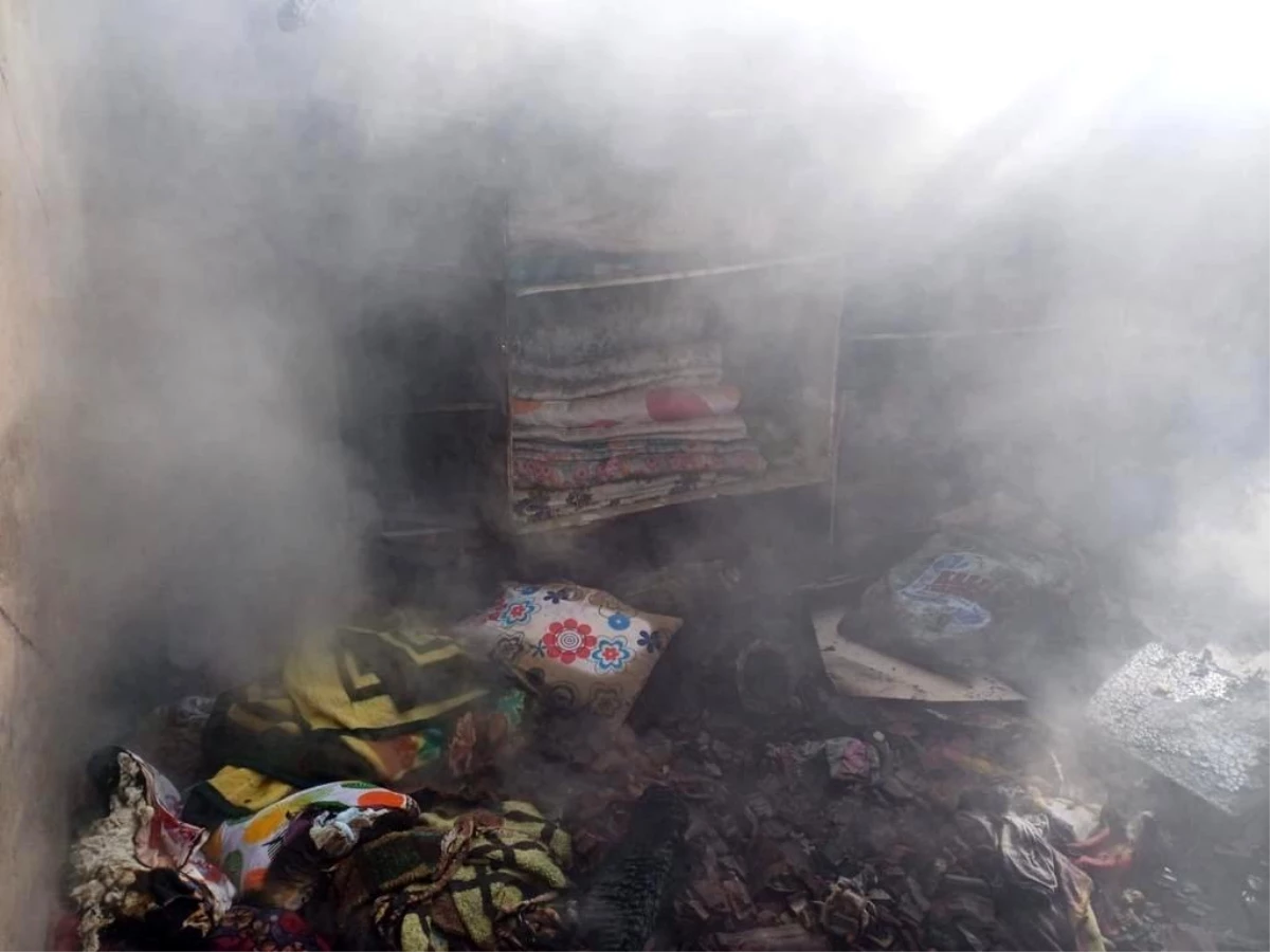 Burdur\'da 2 Katlı Köy Evinde Çıkan Yangında Ev Tamamen Yanıp Kül Oldu