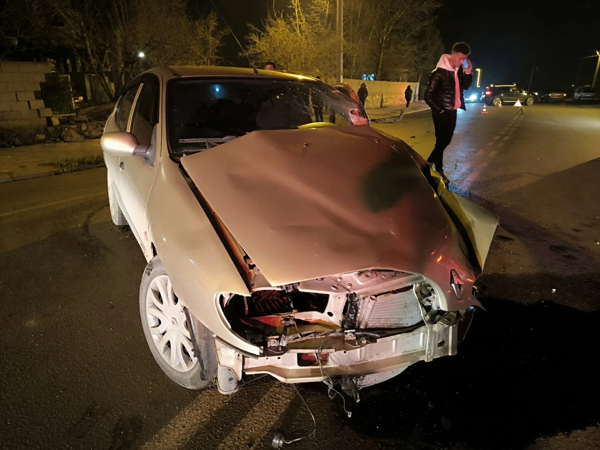Burdur\'da otomobilin bahçe duvarına çarpması sonucu 2 kişi yaralandı