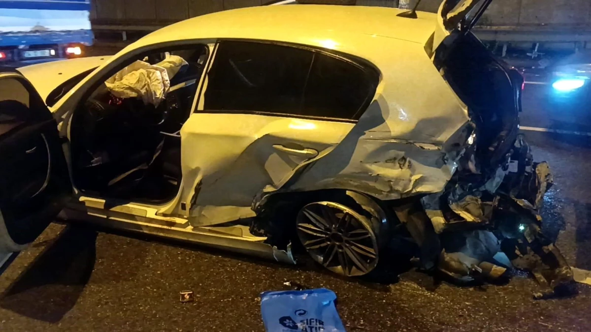 Gebze\'de 2 Otomobil Çarpıştı, Bir Kişi Yaralandı
