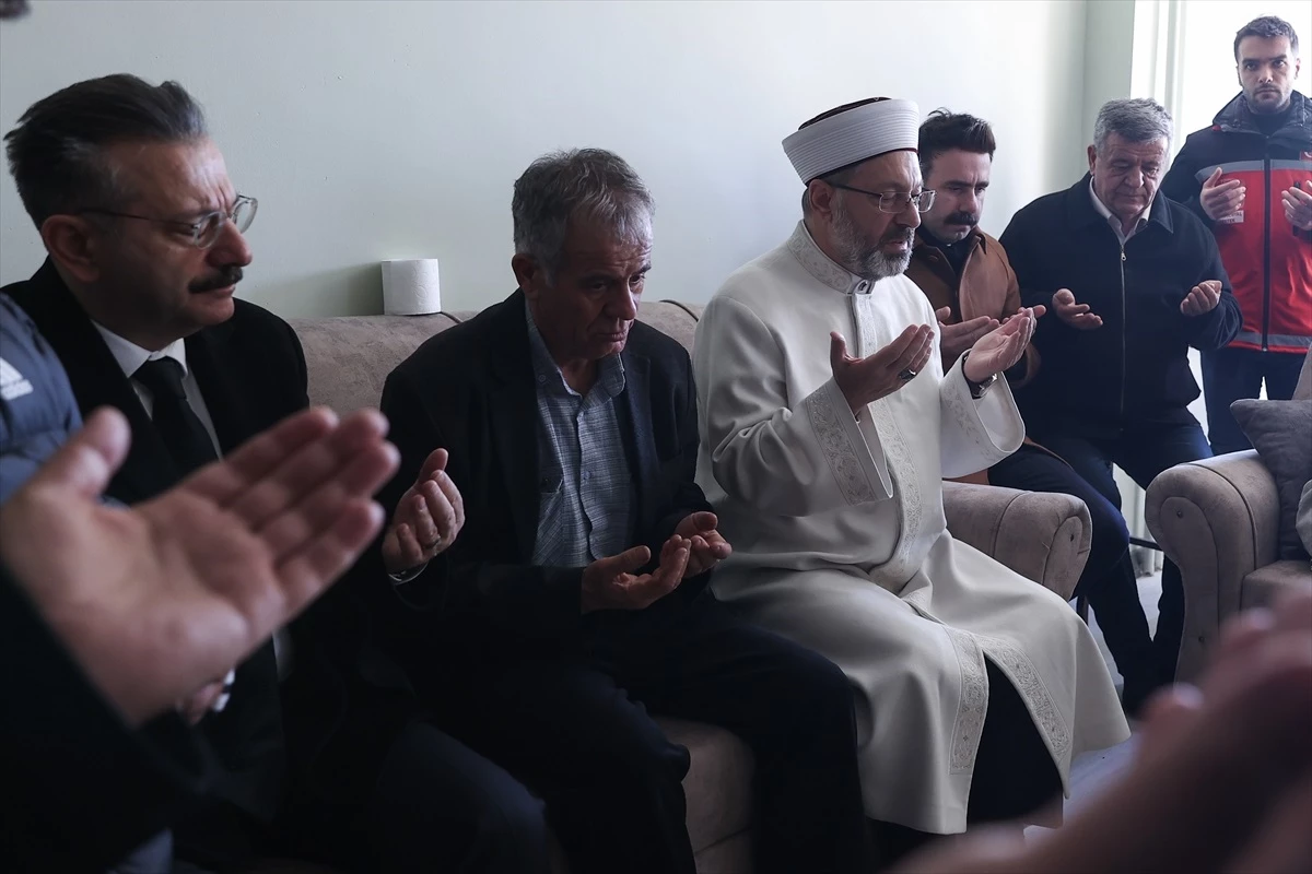 Diyanet İşleri Başkanı Ali Erbaş, şehit Sözleşmeli Er Muhammed Tunahan Evcin\'in ailesine taziye ziyaretinde bulundu