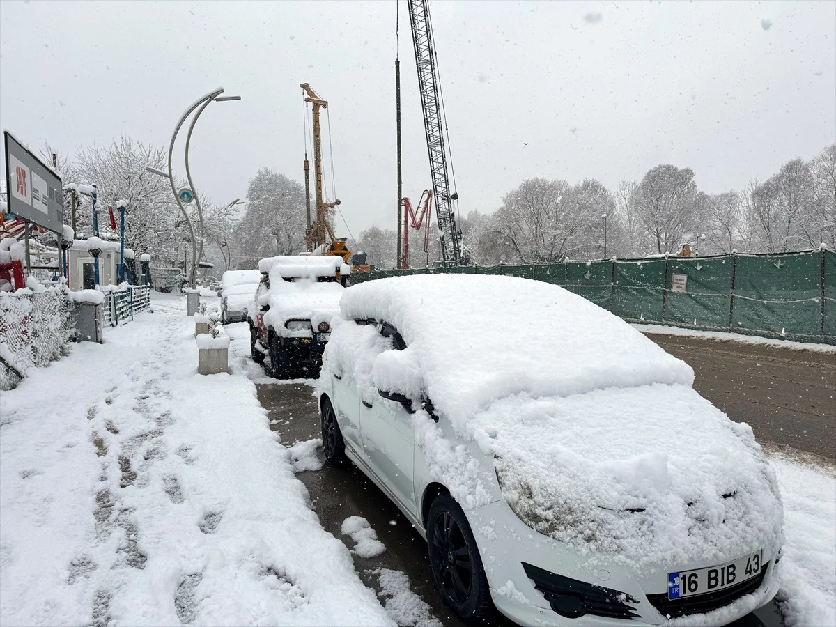 Düzce ve Bartın\'da Kar Nedeniyle 72 Köy Yolu Ulaşıma Kapandı