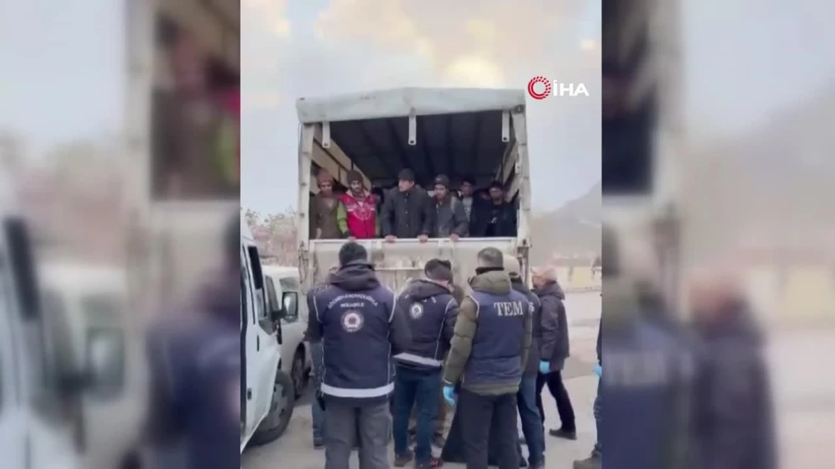 Erzincan\'da kamyon kasasında 99 kaçak göçmen yakalandı