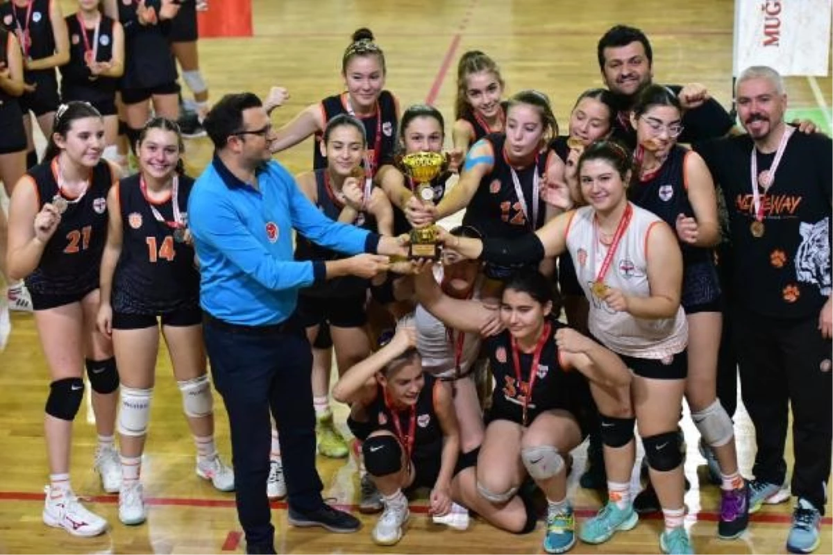 Fethiye Eczacıbaşı Zirve Spor Kulübü, Muğla Küçük Kızlar Voleybol Ligi\'nde şampiyon oldu