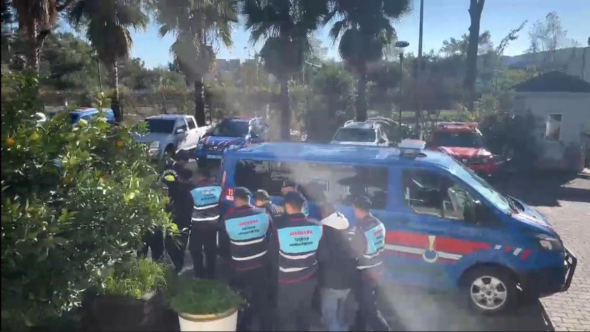 Antalya\'da Popüler Alışveriş Sitelerini Taklit Eden Şüpheliler Yakalandı