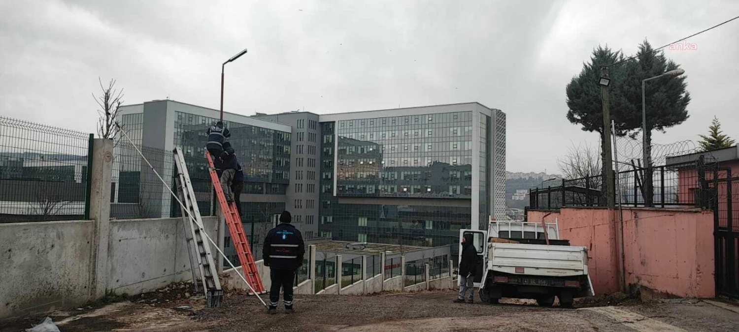 İzmit Belediyesi Şehir Hastanesi yoluna güneş enerjili aydınlatma sistemi kurdu