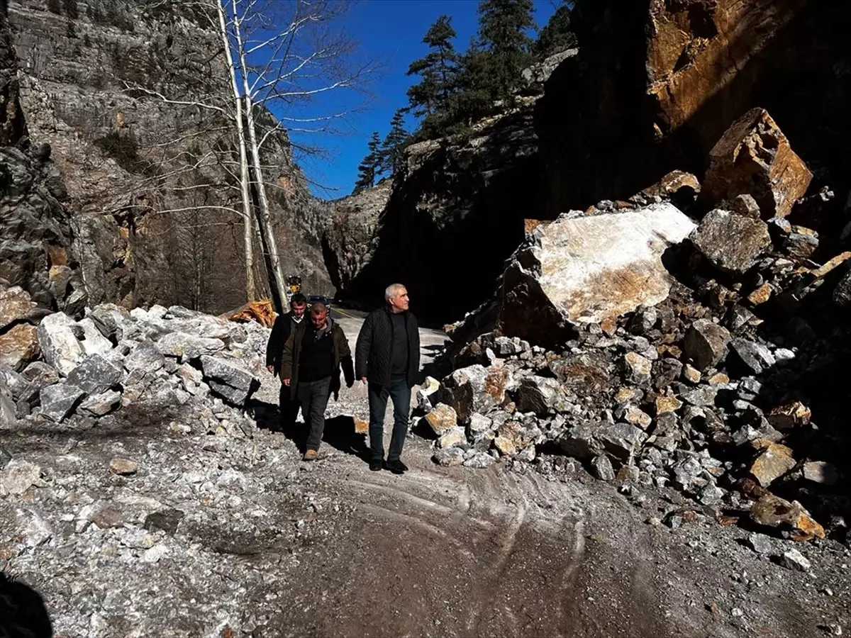 Yahyalı-Kapuzbaşı Şelaleleri Yolu Heyelan Nedeniyle Kapanmıştı, Ulaşım Yeniden Sağlandı