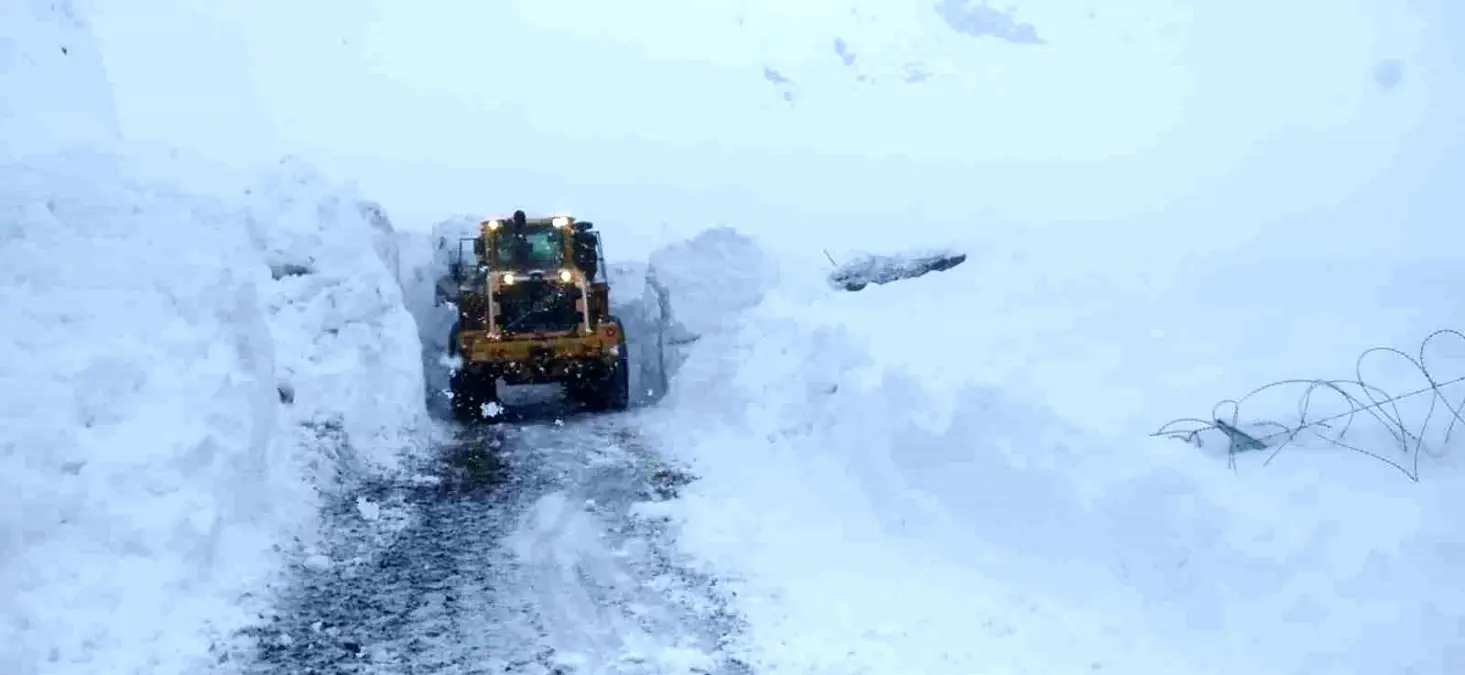 Yüksekova\'da kardan kapanan köyde rahatsızlanan çocuk hastaneye ulaştırıldı