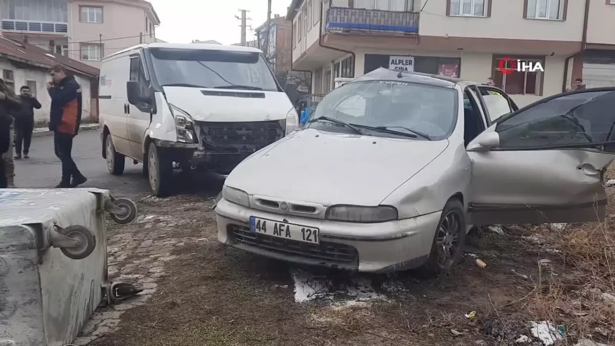 Kargo minibüsü otomobile çarptı: 5 yaralı