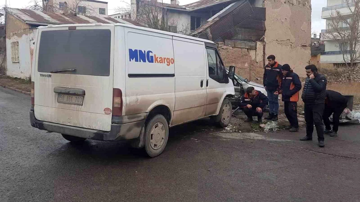 Sivas\'ta kargo minibüsü ile otomobil çarpıştı, 5 kişi yaralandı