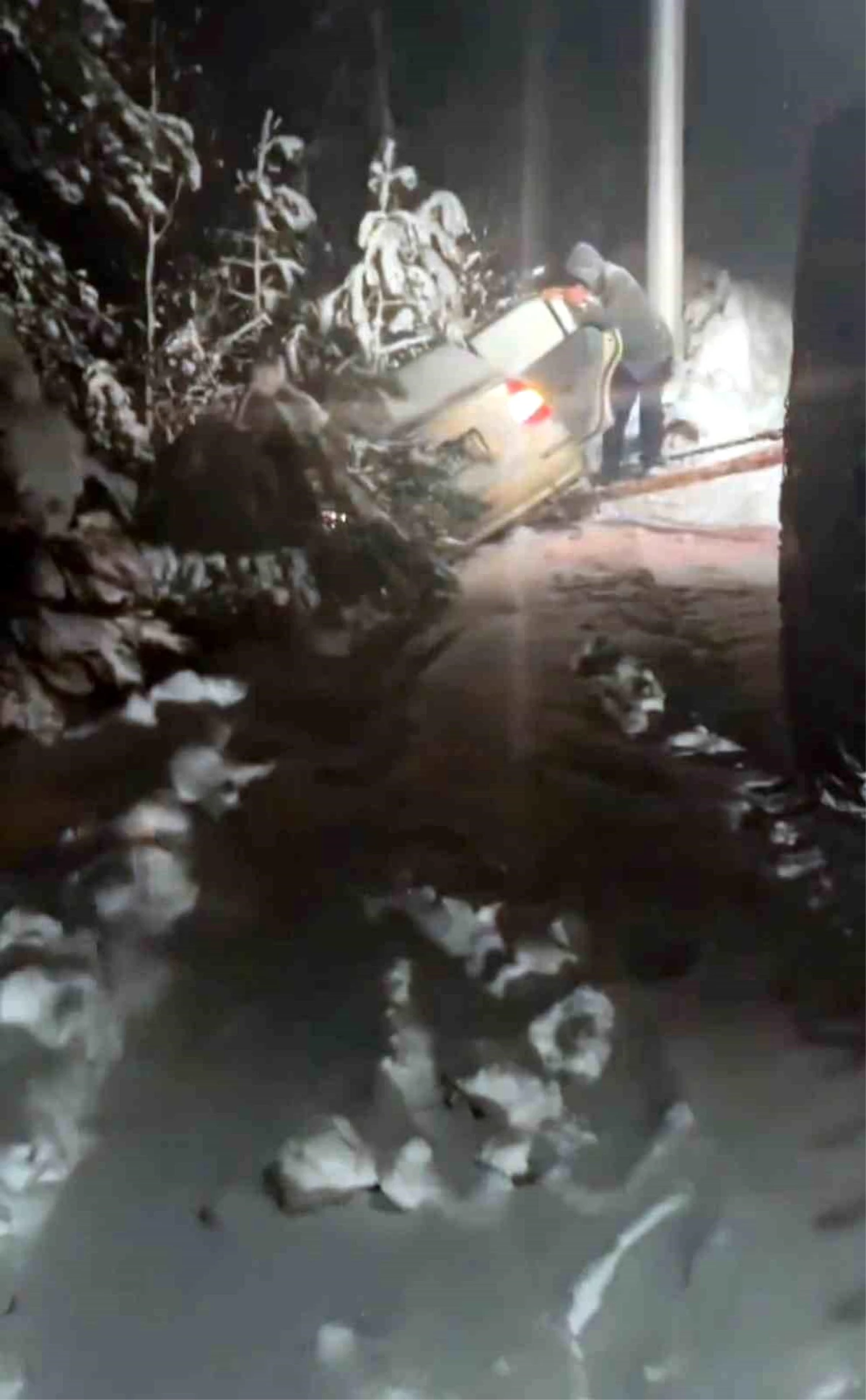 Sakarya\'da karla kaplanan yayla yolunda mahsur kalan otomobil kurtarıldı