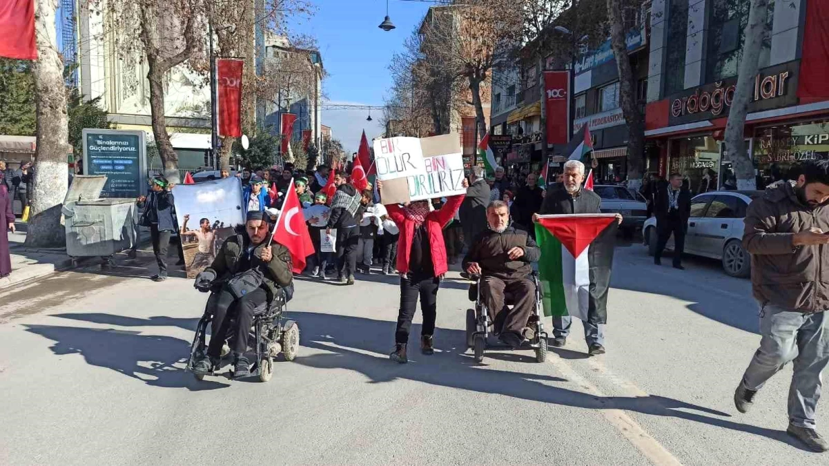 Denizli\'de Filistin\'e destek ve şehitler için yürüyüş yapıldı