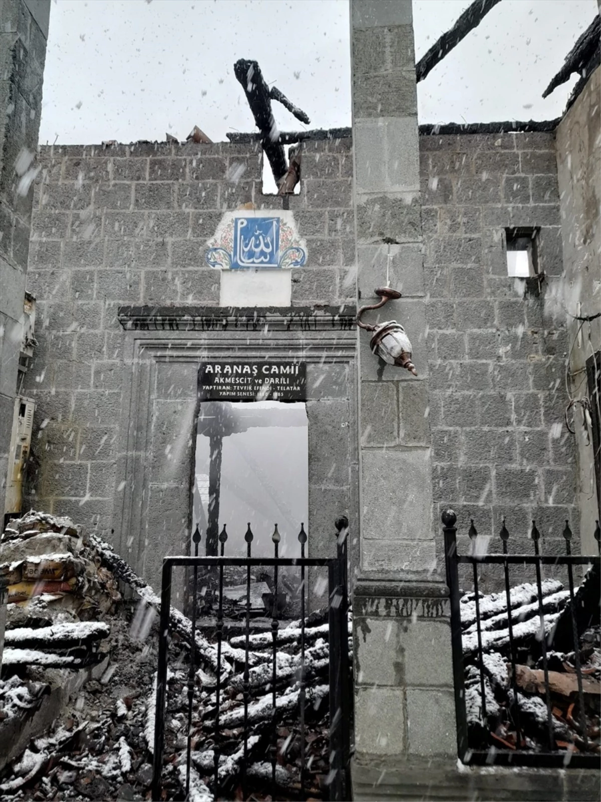 Rize\'deki Tarihi Akmescit Camisi Yıldırım Sonucu Yandı