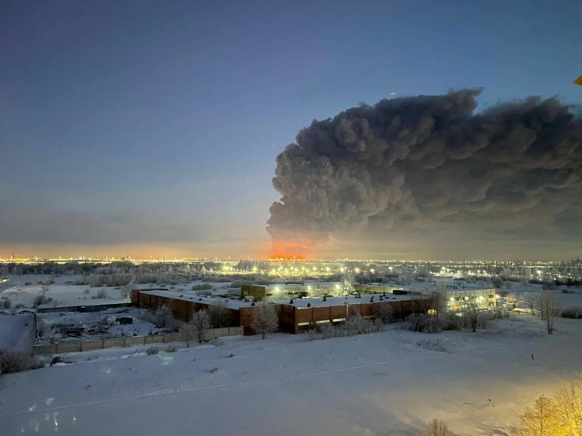 Rusya\'nın en büyük e-ticaret platformuna ait depoda çıkan yangın 50 bin metrekarelik alanı küle çevirdi