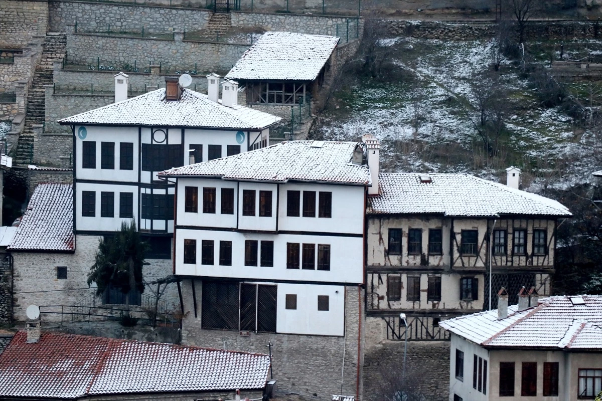 Safranbolu\'da Kar Yağışı: Tarihi Yapılar Karla Kaplandı