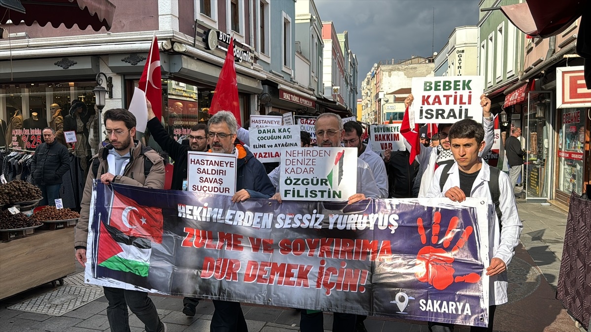Sakarya\'da hekimler ve sağlık çalışanları İsrail\'in saldırılarını protesto etti