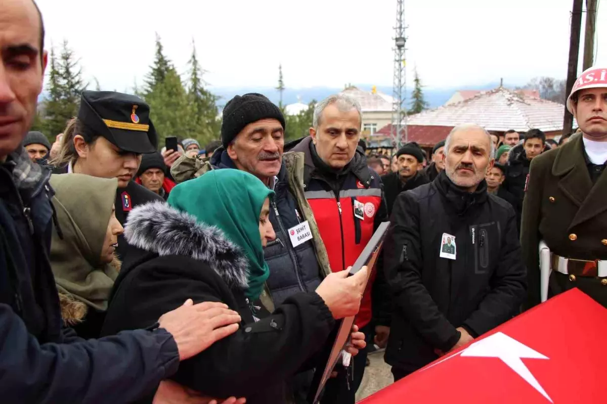 Pençe-Kilit Operasyonu\'nda şehit olan Piyade Uzman Çavuş Samet Aslan son yolculuğuna uğurlandı