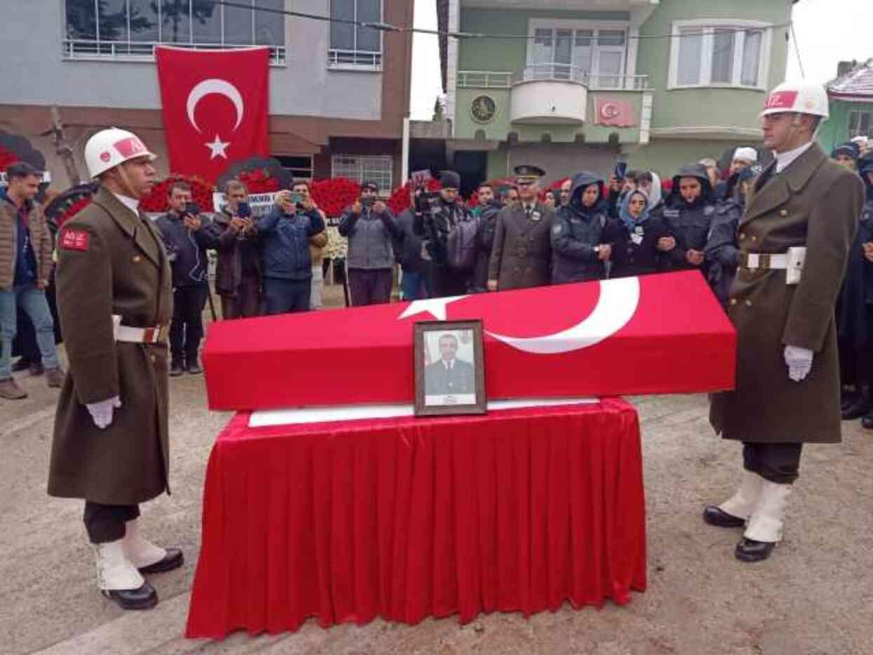 Şehit yakınlarının feryatları Mehmetçik'i ağlattı! Gözyaşlarını silah arkadaşı sildi