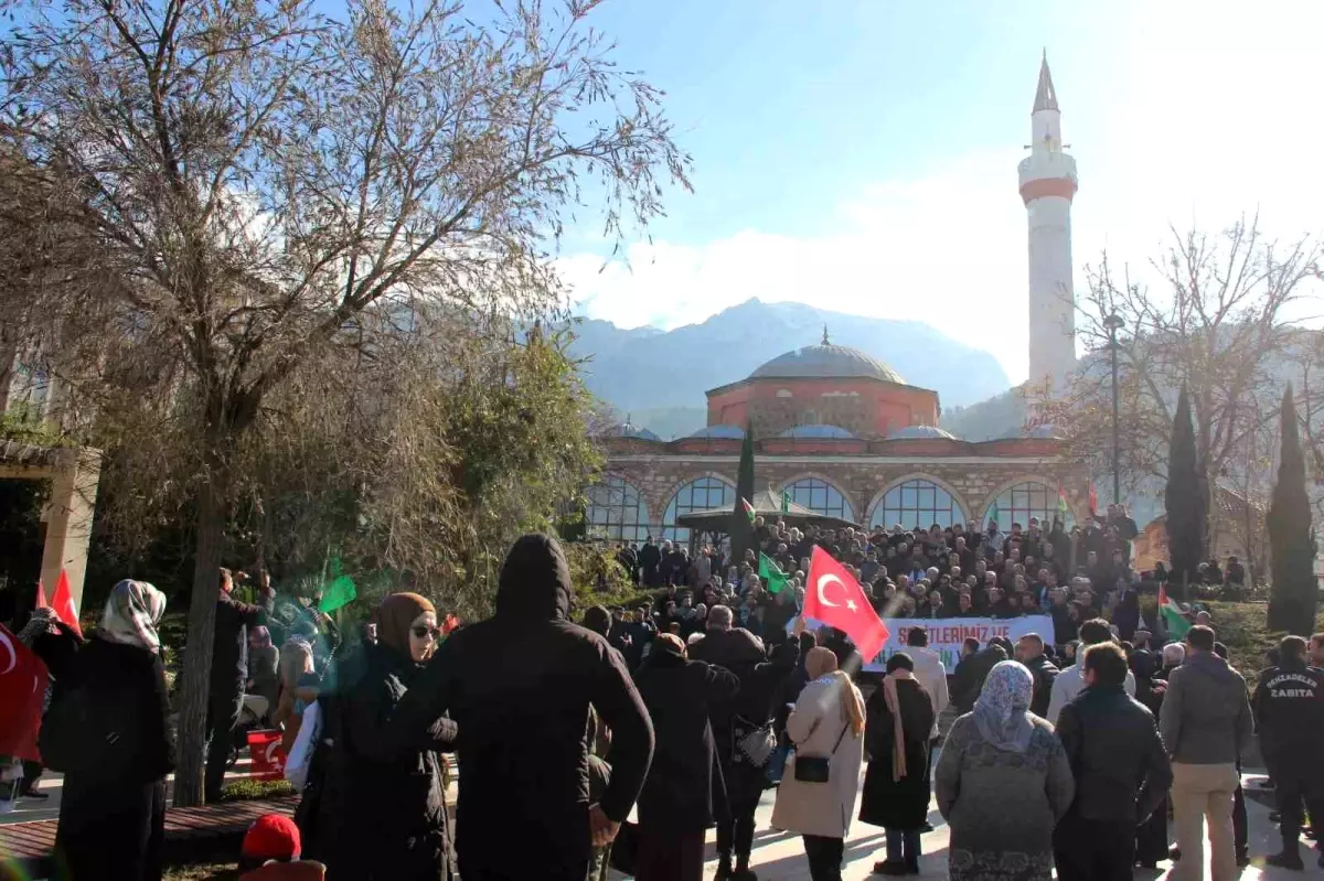 Pençe-Kilit bölgesinde şehit olan 9 Mehmetçik için gıyabi cenaze namazı kılındı