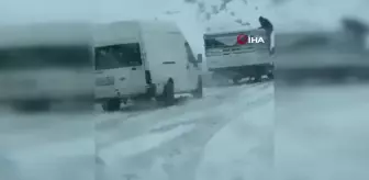 Şemdinli yolunda kar nedeniyle araçlar mahsur kaldı, sürücüler zor anlar yaşadı