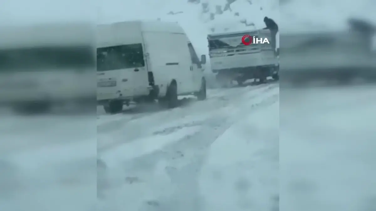 Şemdinli yolunda kar nedeniyle araçlar mahsur kaldı, sürücüler zor anlar yaşadı