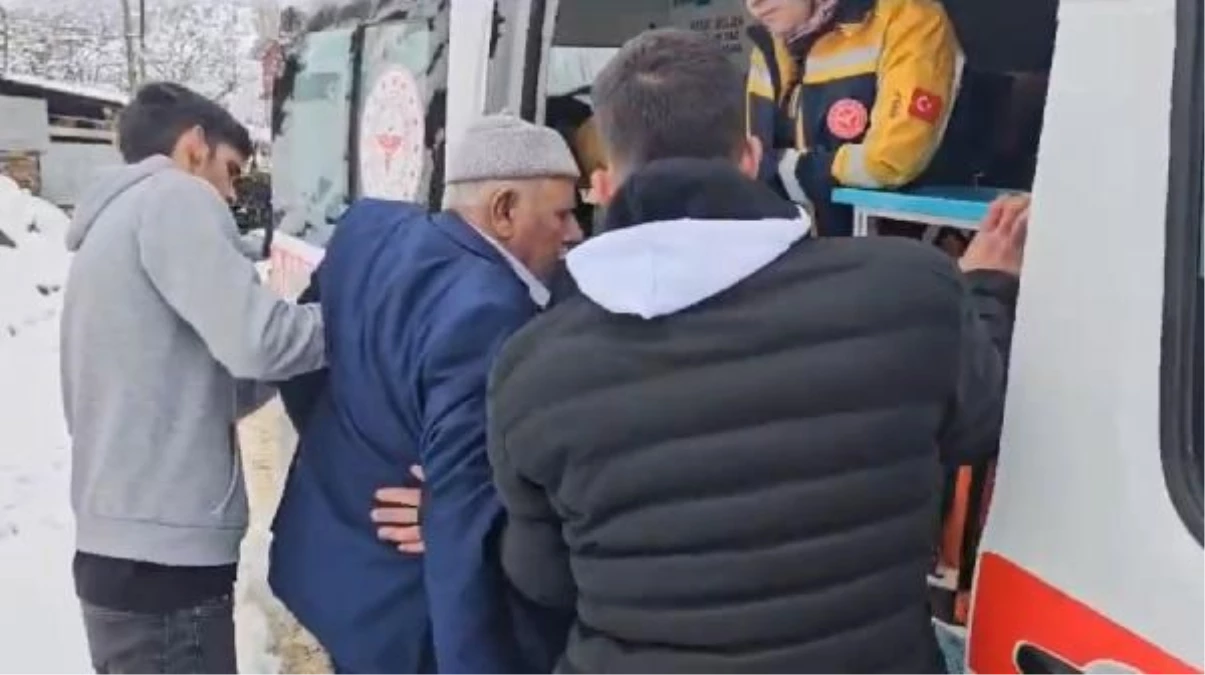 Siirt\'te Kar Nedeniyle Yoldan Çıkan Cip Kurtarıldı, Kapanan Yoldaki Hastalar Sağlık Ekiplerine Ulaştırıldı
