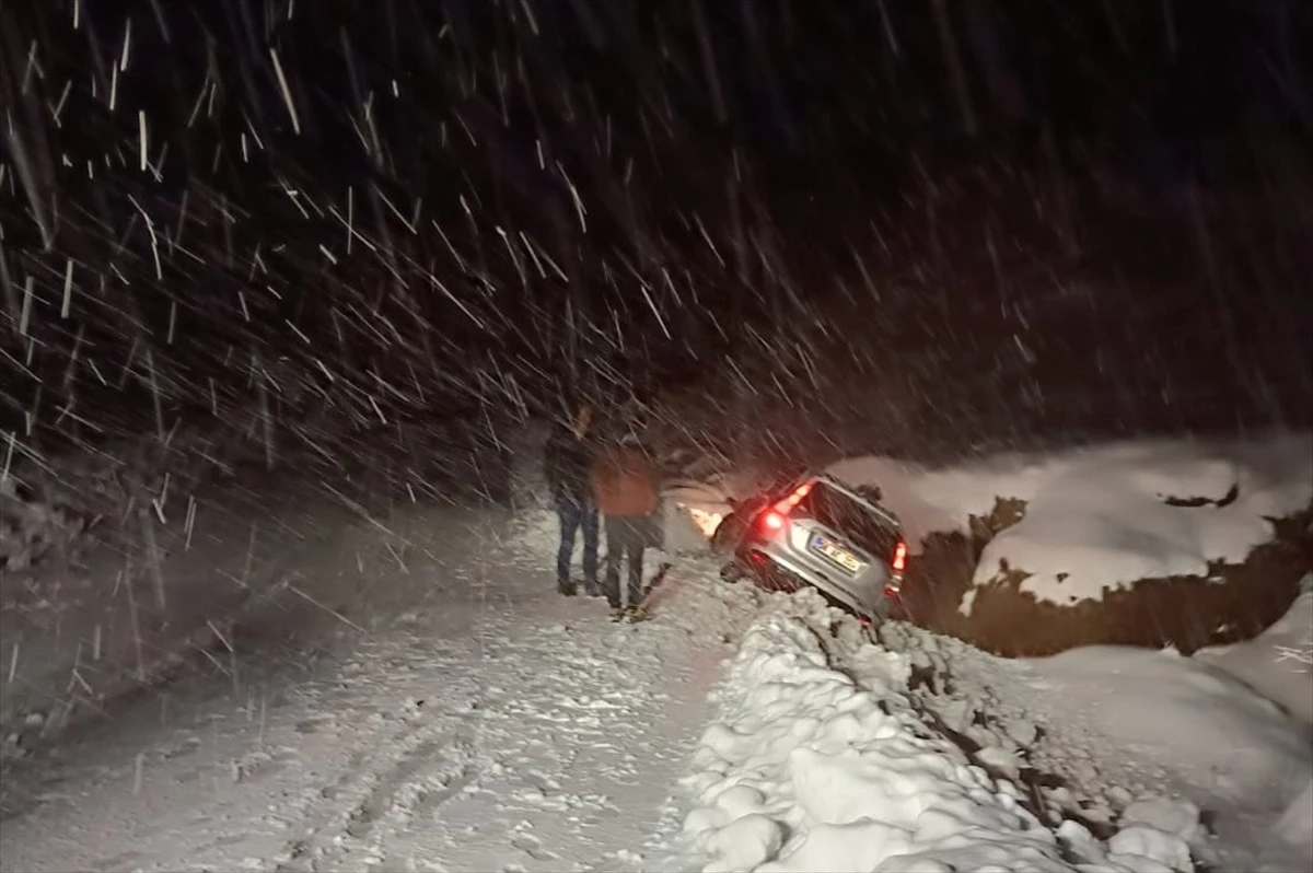 Siirt\'te karda mahsur kalan araçtaki vatandaşlar kurtarıldı